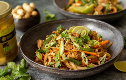 Rețetă Fitness: Tăiței Pad Thai cu Tempeh și legume proaspete