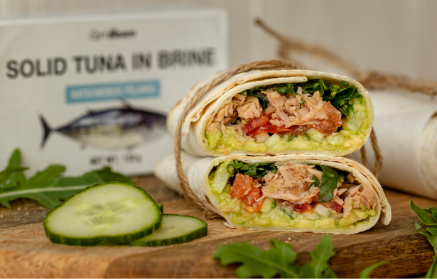 Rețetă Fitness: Wrap cu ton, cremă de avocado și legume