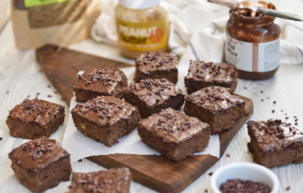 Rețetă Fitness: Brownies pufoase cu banane, unt de arahide și cacao