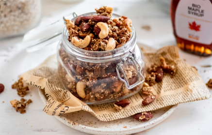 Rețetă fitness: Granola crocantă cu fructe cu coaja tare și quinoa